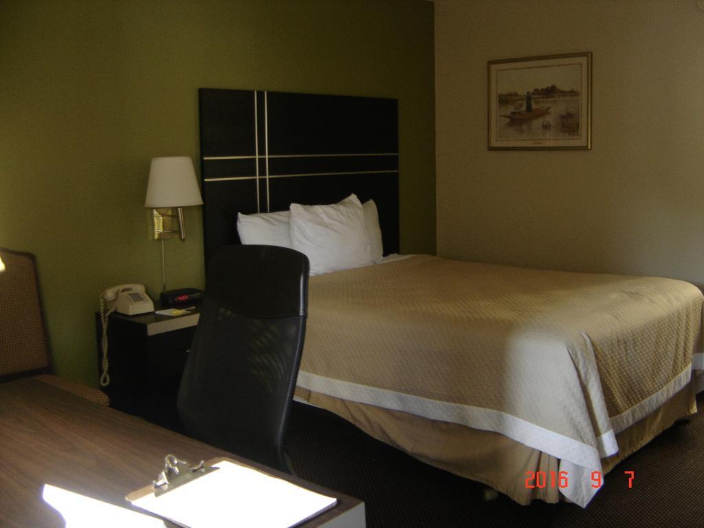 Days Inn Oil City Conference Center Exteriör bild